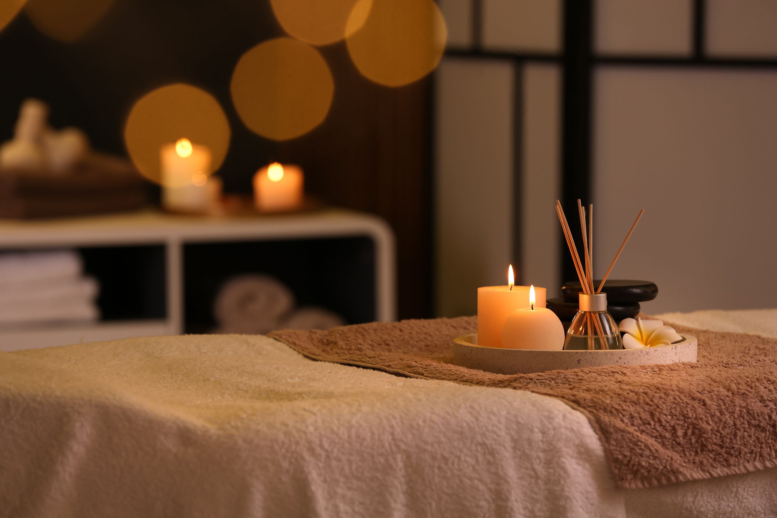 Ambiente relajante de spa con velas y flores