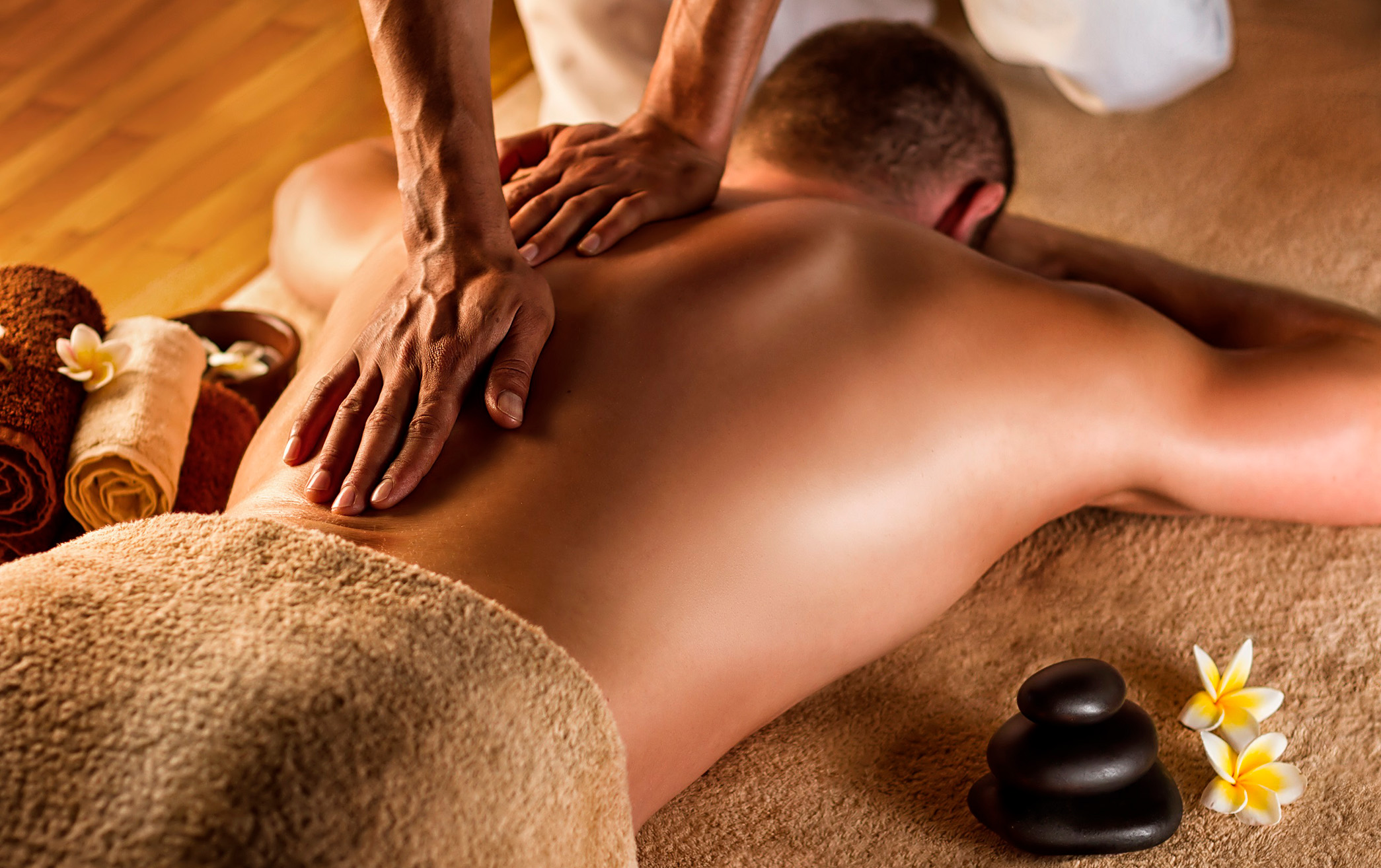 Masaje relajante con piedras calientes